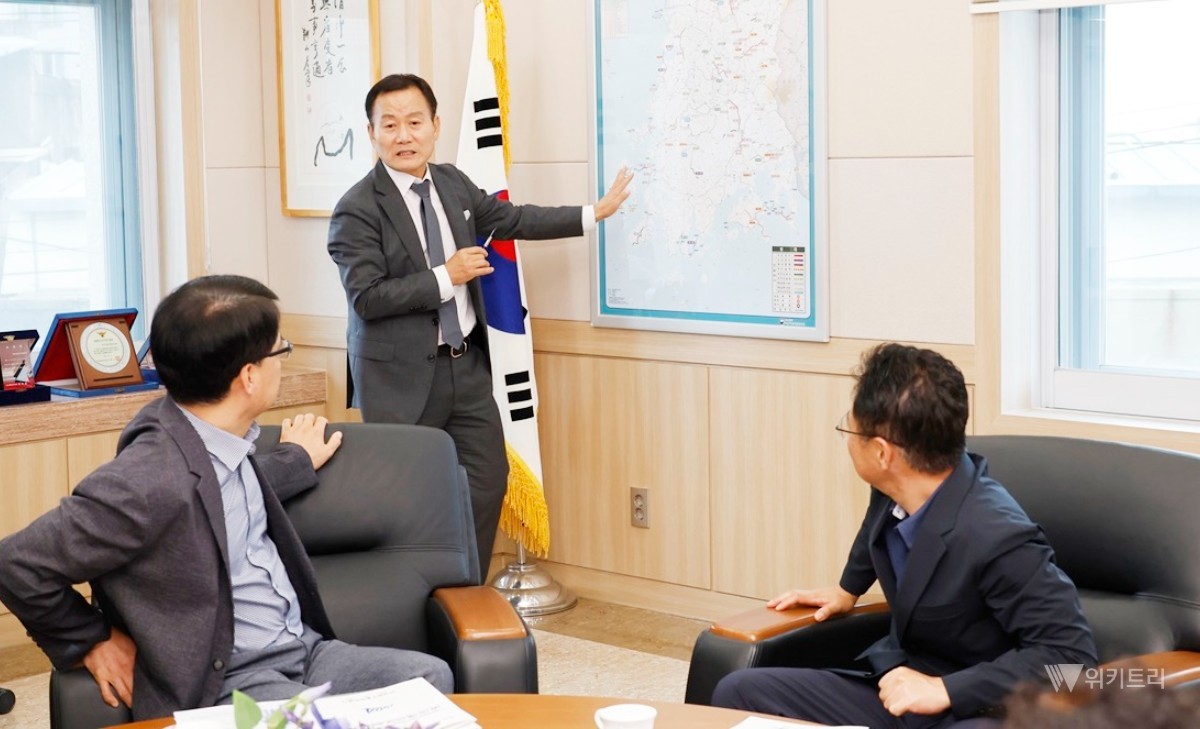 김태성 군수가 지난 6일 익산지방국토관리청을 방문해 백승호 청장과 면담을 갖고, 지역 주요 도로 사회간접자본(SOC) 사업의 추진 상황을 점검하고 협력 방안을 논의했다. / 신안군