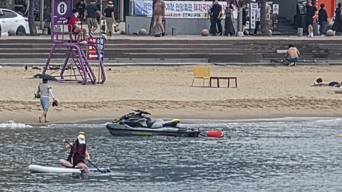 광안리해수욕장 백사장에 수상오토바이가 불법 계류된 모습 / 해경 제공, 뉴스1
