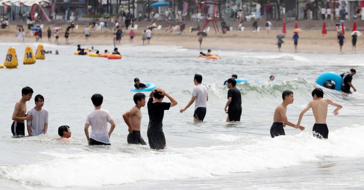 부산 수영구 광안리해수욕장을 찾은 피서객들이 물놀이를 하며 더위를 식히고 있다. 기사의 이해를 돕기 위한 사진 / 뉴스1