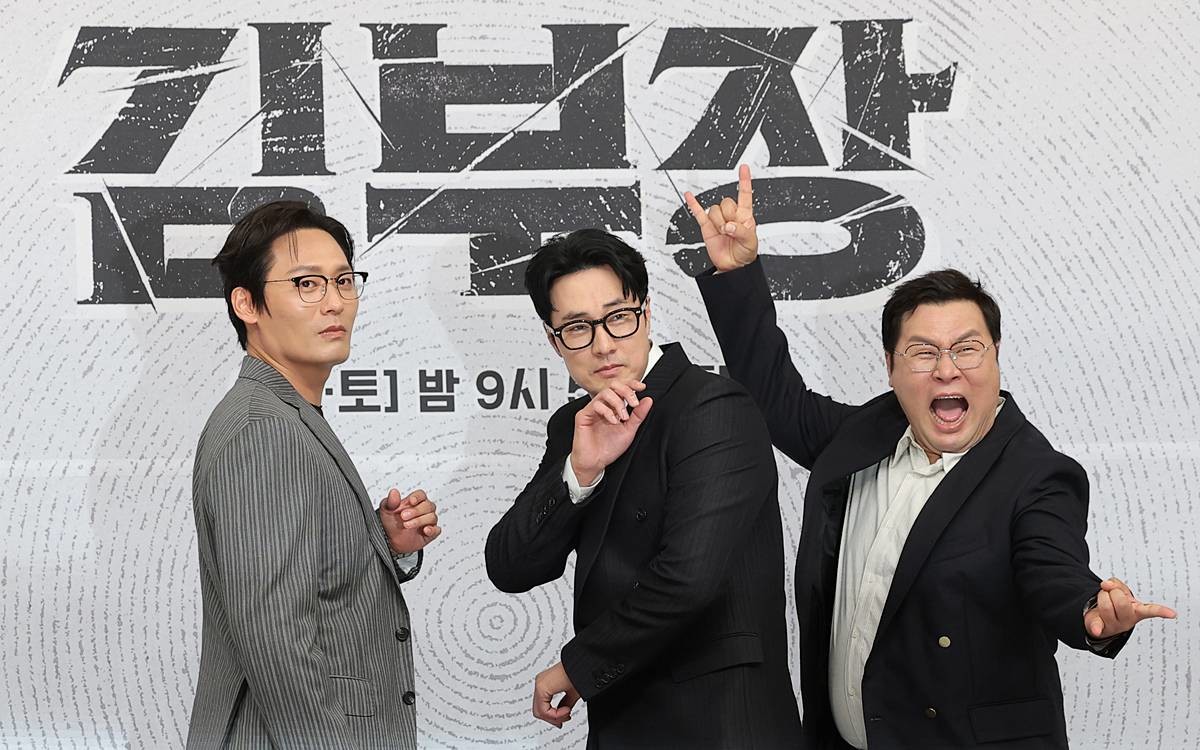 배우 최대훈(왼쪽부터)과 소지섭, 윤경호가 지난달 25일 오후 서울 양천구 SBS 목동 사옥에서 열린 SBS 금토드라마 ‘김부장’(극본 남대중/연출 이승영) 제작발표회에 참석해 포즈를 취하고 있다. ‘김부장’은 세상에서 가장 평범한 아빠가 하나뿐인 딸을 되찾기 위해 싸우는 복수 액션 드라마다 / 뉴스1