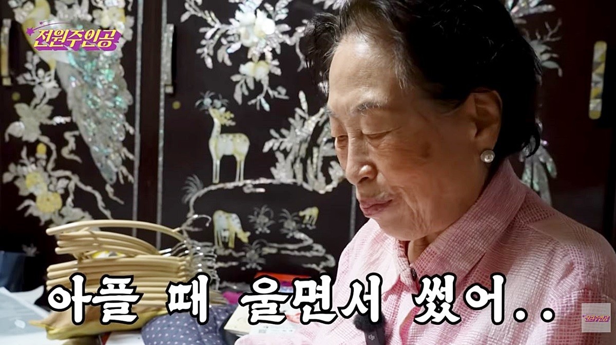 배우 전원주가 안방에서 짐 정리하다 발견한 유서를 제작진에게 공개했다. 전원주는 직접 유서 내용을 읽기도 했다. 전원주는 '내가 수술받으면서 어떻게 될지 모른다고 하더라. 그래서 쓴 유서야'라며 '수술 들어가기 전에 내 마음을 그대로 썼어. 쓰면서 눈물이 막 나오더라. 나이가 드니까'라고 말했다. / 유튜브 '전원주_전원주인공'