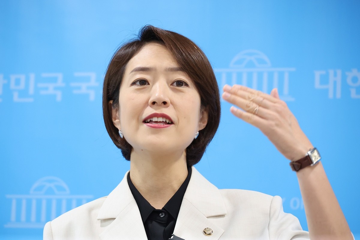 고민정 더불어민주당 의원이 8일 서울 여의도 국회 소통관에서 당대표 출마 기자회견을 하고 있다. / 뉴스1