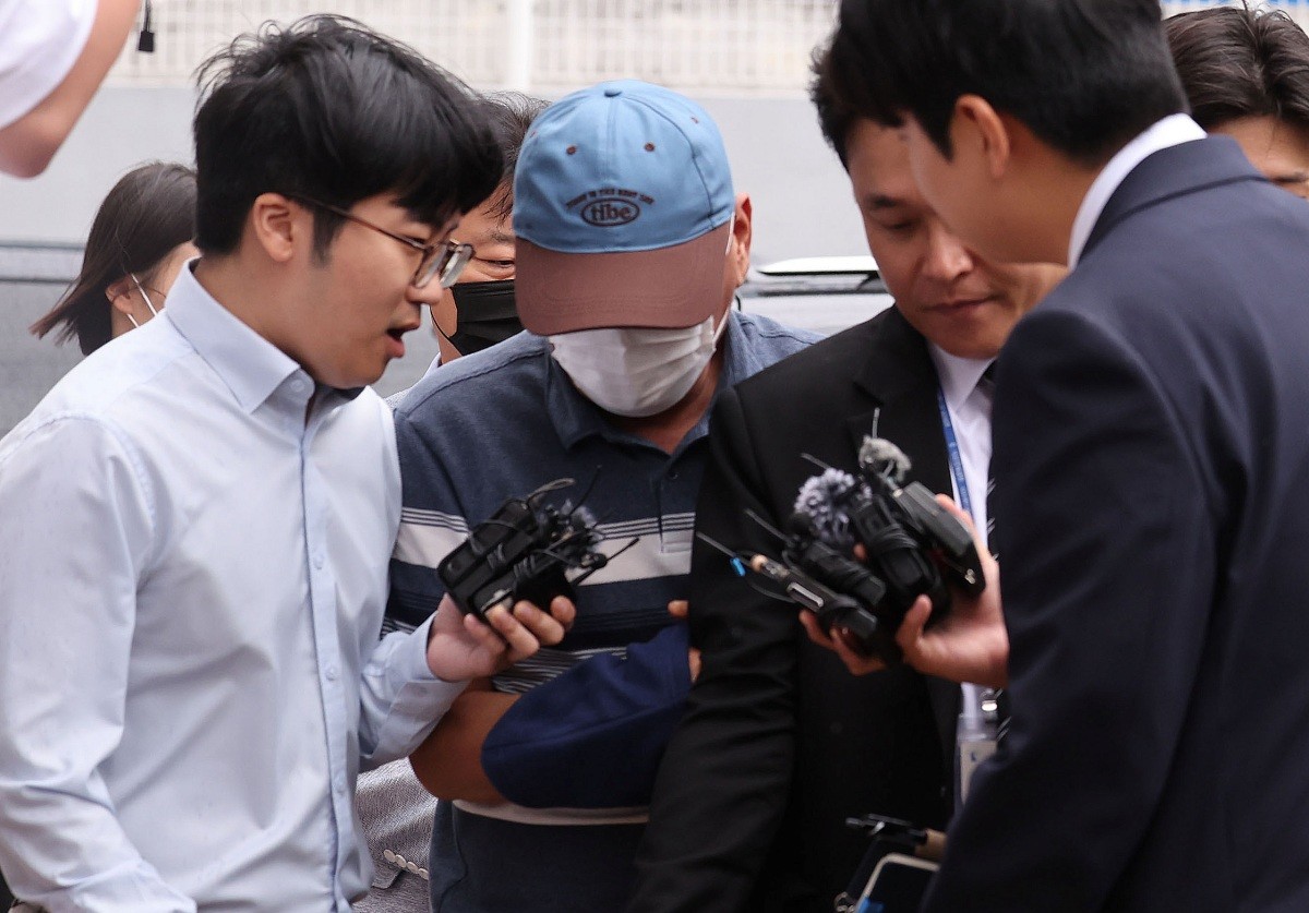 여고생 살해범 장윤기 사건과 관련해 공무상비밀누설과 증거인멸 등의 혹을 받는 담당 강력팀장 A 경감이 8일 오전 구속 전 피의자 심문(영장실질심사)를 받기 위해 광주지방법원에 들어서고 있다. / 뉴스1