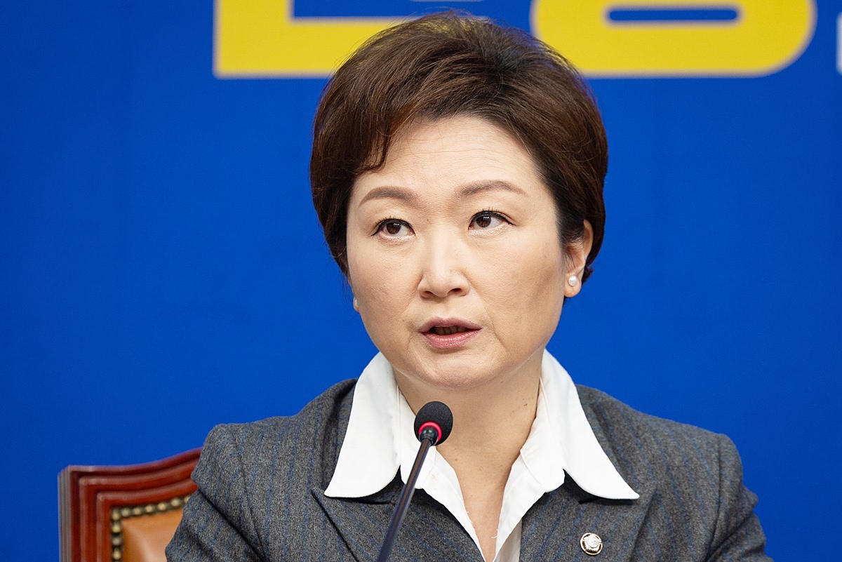 이언주 더불어민주당 의원이 서울 여의도 국회에서 열린 당 최고위원회의에서 모두 발언을 하고 있다. 자료 사진. 더불어민주당은 이언주 의원을 대상으로 음란 이미지를 합성해 온라인 공간에 게시한 당원을 제명했다. 강준현 더불어민주당 수석대변인은 8일 서울 여의도 국회에서 최고위원회의를 마치고 기자들과 만난 자리에서 '이언주 의원과 관련해서 모독성 문구를 포함한 합성 이미지를 게시해 명예와 인격을 훼손한 상황을 인지하고 그걸 생산하고 유포하신 분에 대해 비상 징계를 결정했다'라며 이렇게 전했다. / 뉴스1