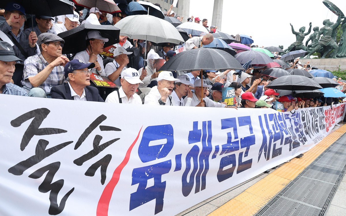 육군·해군·공군사관학교 총동창회 회원들이 8일 서울 여의도 국회 본관 앞에서 열린 사관학교 통폐합 반대 궐기대회에서 구호를 외치고 있다. / 뉴스1