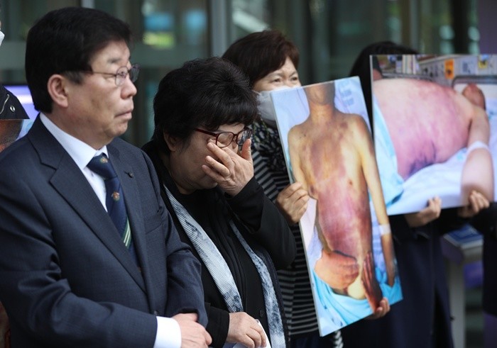 군대 선임병들의 가혹행위로 사망한 고(故) 윤승주 일병의 어머니 안미자 씨가 6일 오후 서울 중구 국가인권위원회 앞에서 가진 군인권보호관 진정 기자회견에서 발언 중 눈물을 닦고 있다. 유족들은 육군이 윤 일병의 사인을 기도폐쇄에 의한 질식사로 조작하고 가해자들의 죄명을 살인이 아닌 상해치사로 공소 제기한 데 대한 진상규명과 이로 인해 유족들이 입었던 인권침해에 대해 조사할 것을 인권위에 요구했다. 윤 일병은 2014년 육군 28사단에서 선임병들의 구타·가혹행위로 쓰러졌으며 쓰러진 상태에서 추가적으로 구타와 폭행을 당하다가 결국 사망에 이르렀다. 2023.4.6/뉴스1
