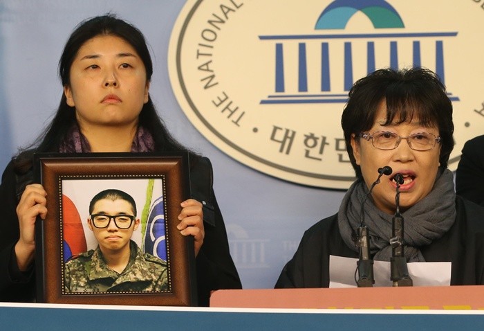 고 윤일병 어머니가 5일 서울 여의도 국회 정론관에서 새정치민주연합 여성가족위원회와 야당 법제사법위원회 의원들과 함께 김흥석 육군법무실장 엄중 문책 및 고등군사법원장 내정철회 촉구 기자회견을 하고 있다. 고 윤일병은 올해 4월 6일 28사단 977 포병대대 의무대에서 선임병 5명과 초급 간부에게 지속적으로 폭행당해 사망했다. 지난해 10월 16일 상관의 지속적인 성희롱과 가혹한 업무지시 및 폭언에 시달리다 자살한 15사단 고 오대위는 가혹행위가 인정되어 순직처리됐으나 가해자인 노소령은 집행유예로 석방됐다. 2014.11.5/뉴스1