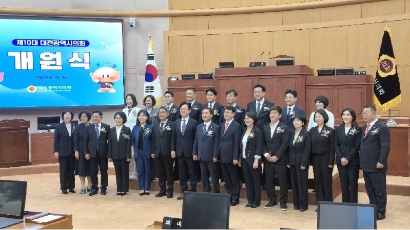 제10대 대전광역시의회 의원들과 허태정 대전시장(왼쪽 일곱 번째), 오석진 대전시교육감(오른쪽 일곱 번째) 등 참석자들이 8일 대전시의회 본회의장에서 열린 개원식을 마친 뒤 기념촬영을 하고 있다. /사진=김지연 기자