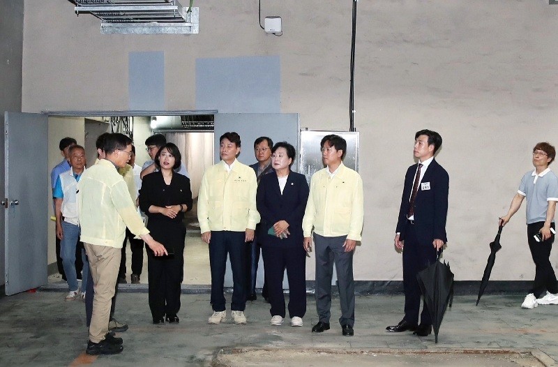 전문학 서구청장이 8일 아침 탄방지하차도 현장을 점검하고 있다./사진=대전 서구