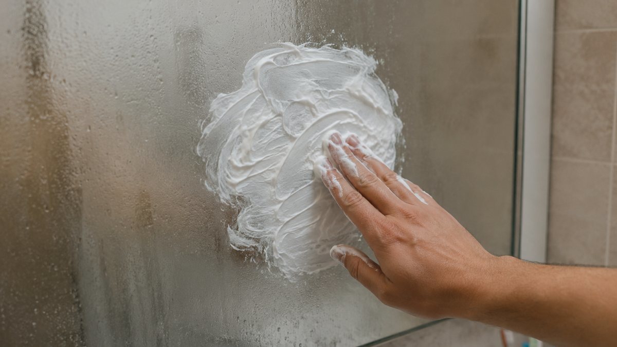 여름철 욕실 거울에 자꾸 김 서린다면 '이것' 발라 보세요…한번 알면 평생 써먹습니다 
