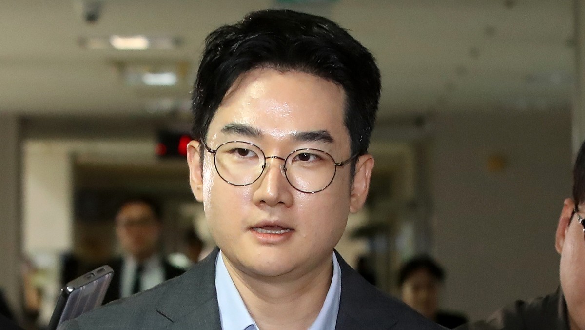 6·3 지방선거 당시 '음료컵 테러' 사건의 자작극 의혹을 받는 정이한 전 개혁신당 부산시장 후보가 8일 오후 부산 연제구 부산지방법원에서 열린 구속 전 피의자 심문(영장실질심사)에 출석하고 있다. / 뉴스1
