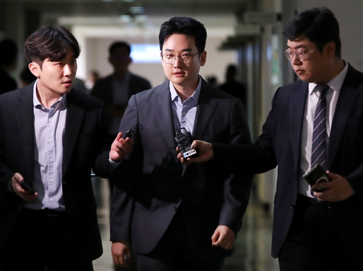 6·3 지방선거 당시 '음료컵 테러' 사건의 자작극 의혹을 받는 정이한 전 개혁신당 부산시장 후보가 8일 오후 부산 연제구 부산지방법원에서 열린 구속 전 피의자 심문(영장실질심사)에 출석하고 있다. / 뉴스1