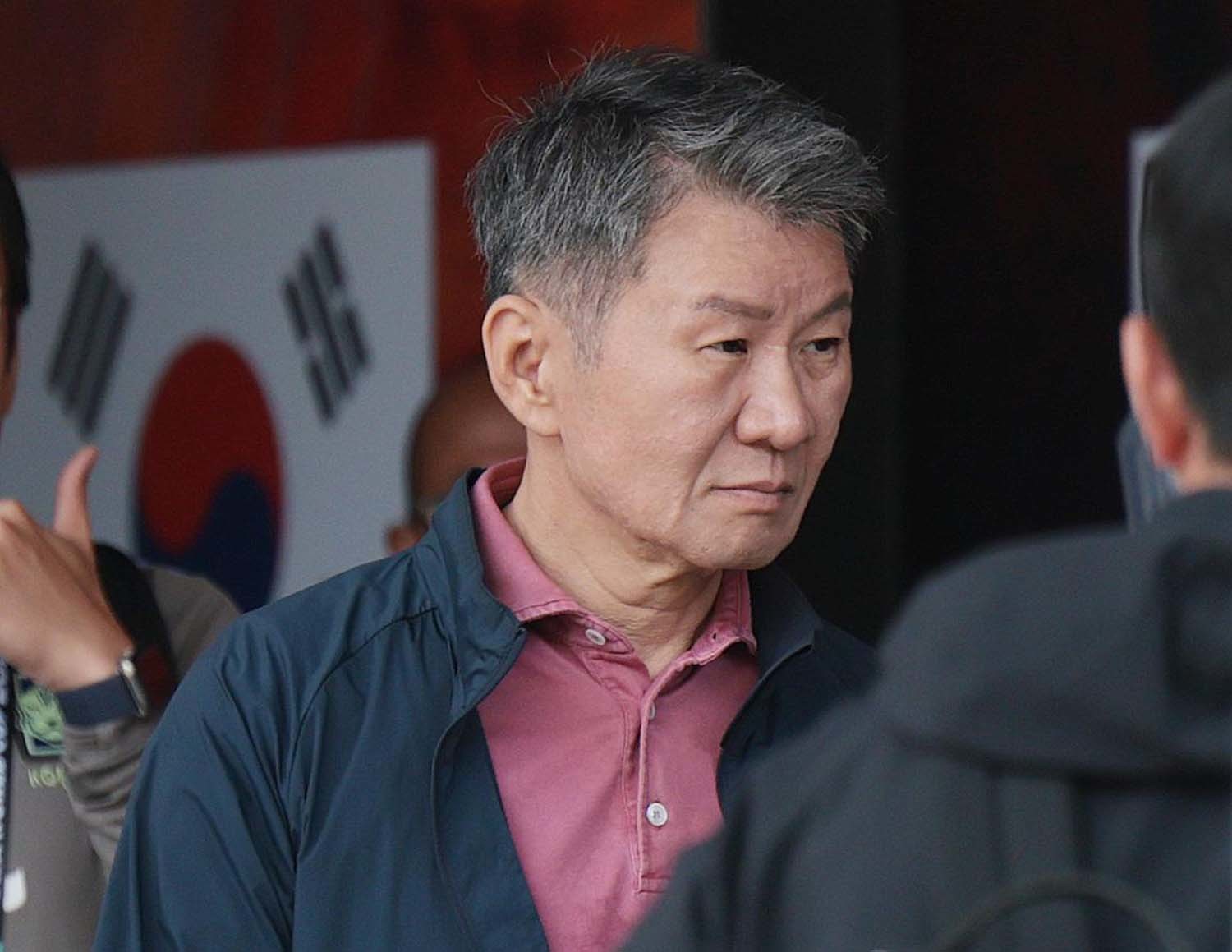 정몽규 전 대한축구협회장이 7월 28일(현지시간) 멕시코 할리스코 과달라하라에 위치한 대표팀 숙소를 나서고 있다. / 뉴스1