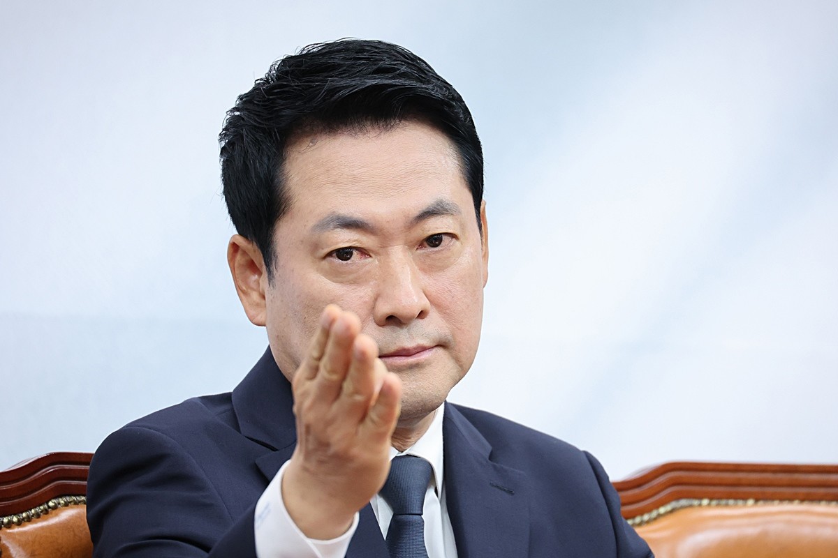 장동혁 국민의힘 대표가 서울 여의도 국회에서 열린 최고위원회의에서 손짓을 하고 있다. 자료 사진. 장동혁 대표가 9일 오후 장윤기 사건 면담을 위해 광주경찰청을 찾는다고 국민의힘이 전했다. 장 대표는 애초 이날 오후 신임 인사차 국회를 방문하기로 한 한성숙 총리를 만날 예정이었으나 긴급한 현안 이슈 대응을 위해 회동을 취소한 것으로 전해졌다.      / 뉴스1