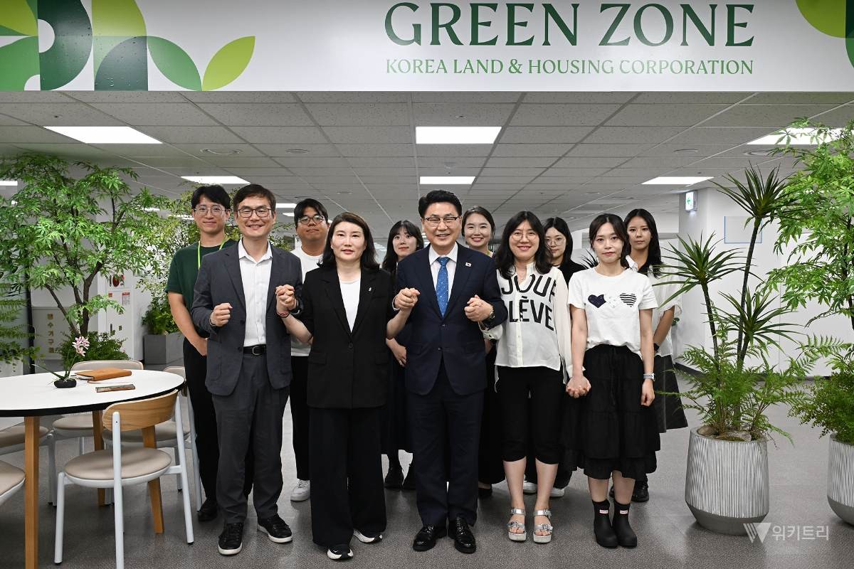 김원기 의정부시장이 7월 8일 한국토지주택공사(LH) 경기북부지역본부를 방문해 임직원들과 소통한 뒤 함께 기념사진을 찍고 있다