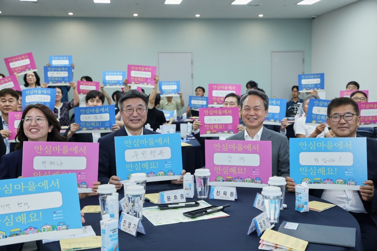 이날 행사에 참석한 (사진 앞줄 왼쪽에서 두번째)윤호중 행정안전부 장관, (사진 앞줄 왼쪽에서 세번째)진옥동 신한금융그룹 회장과 관계자들이 기념촬영을 하고 있다. / 신한금융 제공