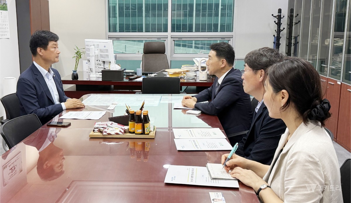 이남오 군수(오른쪽)가 지난 6일부터 이틀간 국회를 찾아 예산결산특별위원회와 주요 상임위원회 소속 박균택 국회의원과 면담하고 민선 9기 핵심 현안사업의 필요성과 국가 차원의 지원 방안을 설명했다. / 함평군