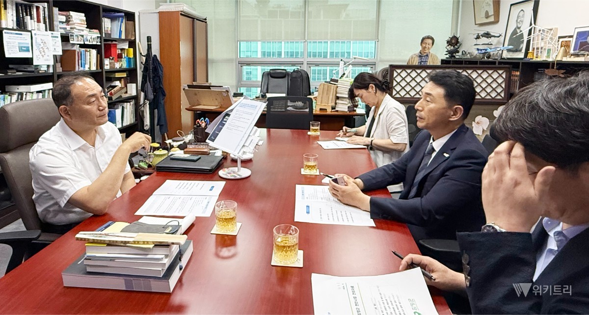 이남오 군수(오른쪽)가 지난 6일부터 이틀간 국회를 찾아 예산결산특별위원회와 주요 상임위원회 소속 김원이 국회의원과 면담하고 민선 9기 핵심 현안사업의 필요성과 국가 차원의 지원 방안을 설명했다. / 함평군