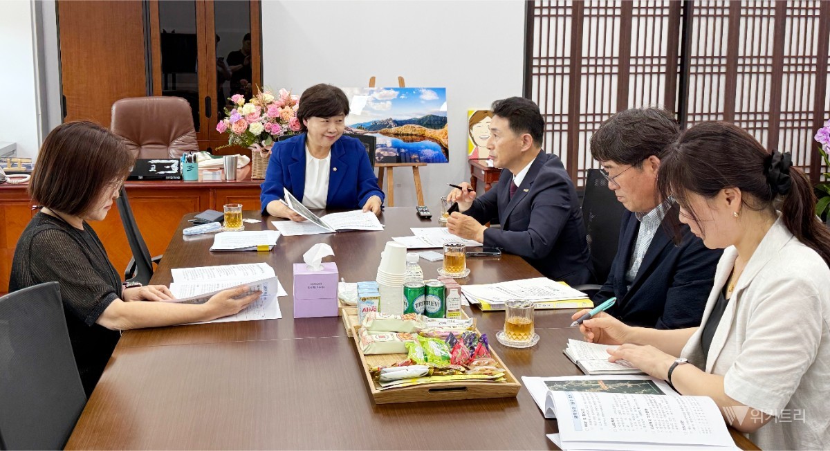 이남오 군수(오른쪽)가 지난 6일부터 이틀간 국회를 찾아 예산결산특별위원회와 주요 상임위원회 소속 서영교 국회의원과 면담하고 민선 9기 핵심 현안사업의 필요성과 국가 차원의 지원 방안을 설명했다. / 함평군
