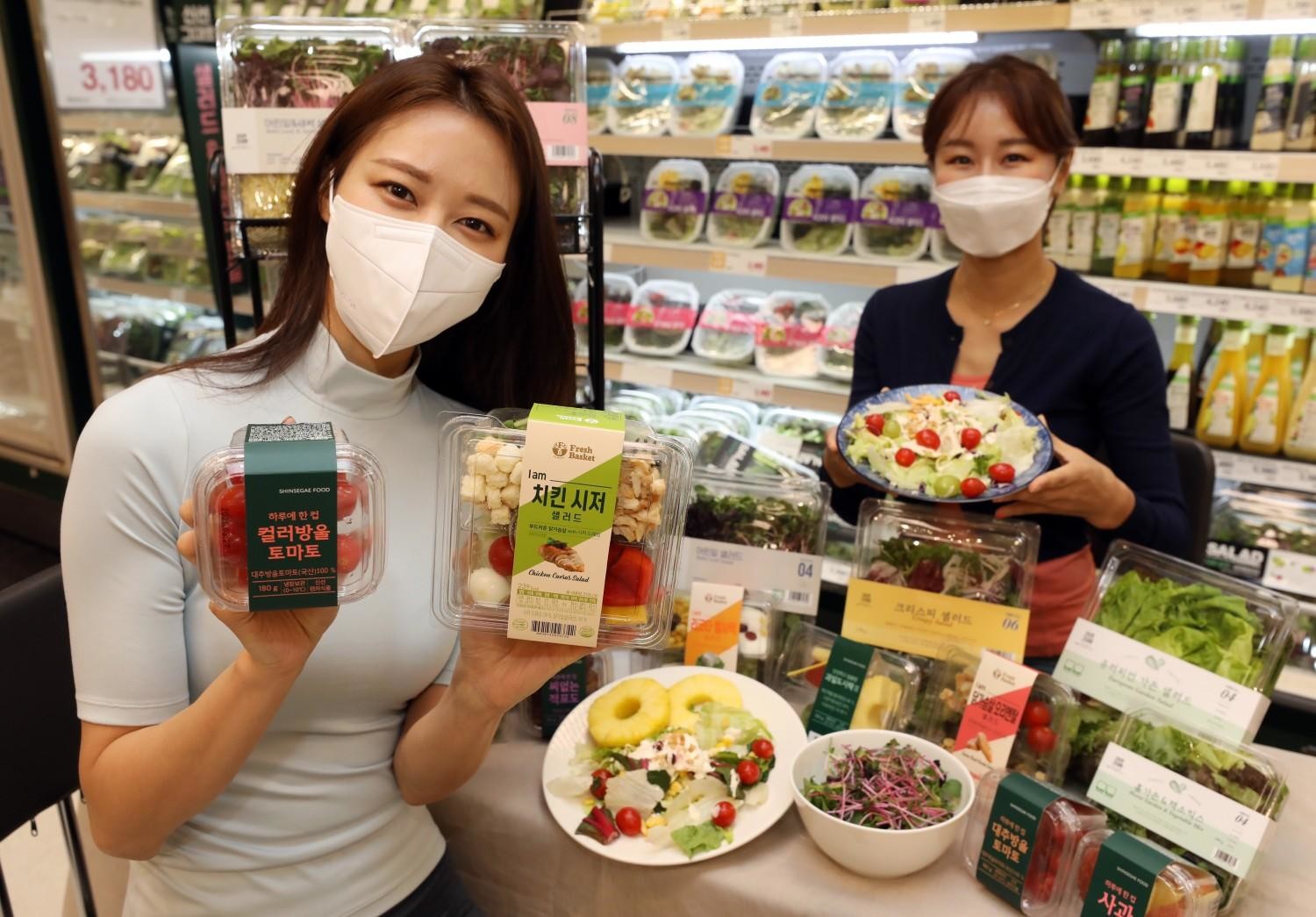 대형마트에서 다양한 샐러드 제품을 소개하는 모습. / 뉴스1