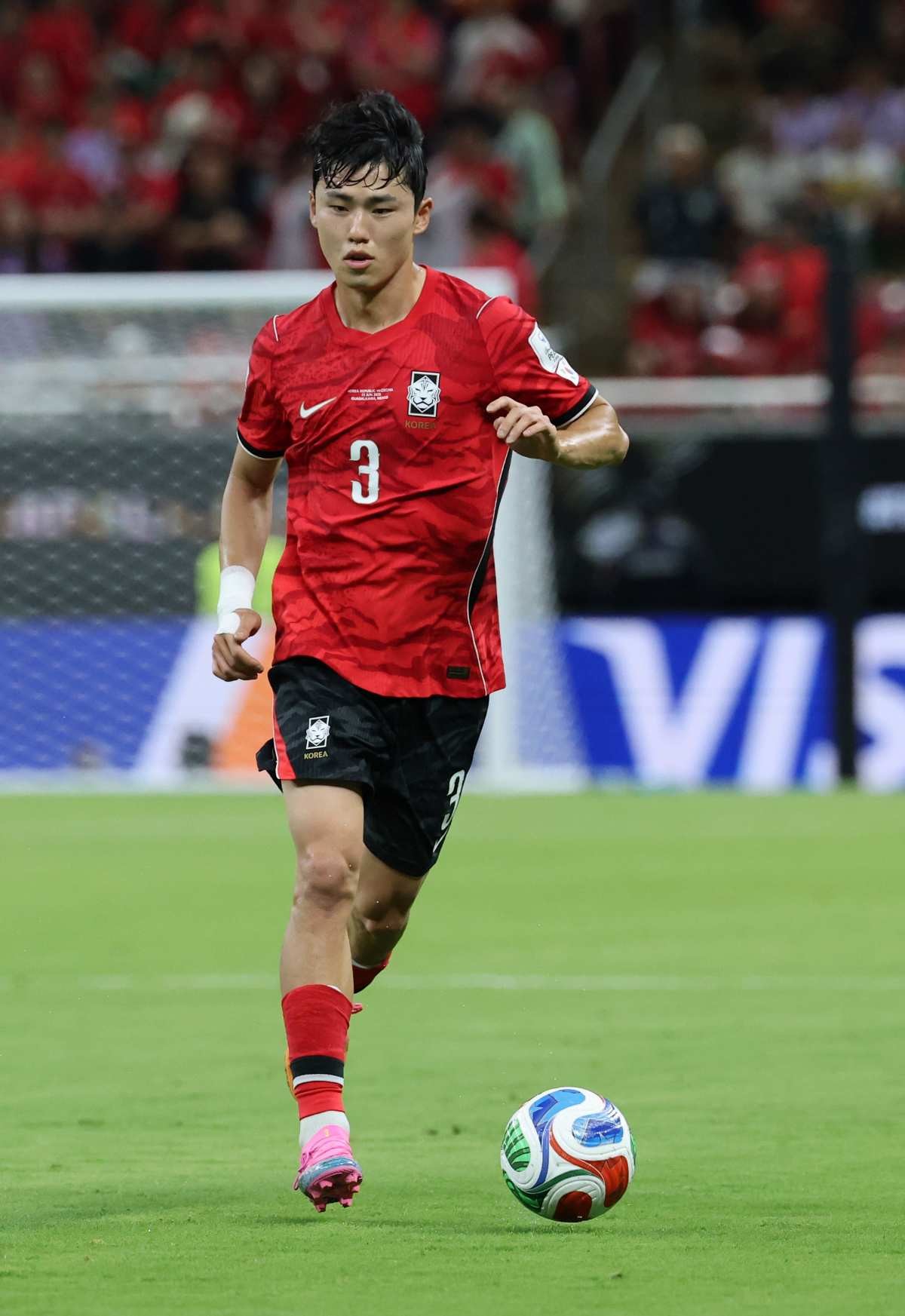 대한민국 축구국가대표팀 이기혁이 지난달 11일(현지시간) 멕시코 할리스코주 사포판 과달라하라 스타디움에서 열린 2026 북중미 월드컵 A조 조별리그 1차전 대한민국과 체코 경기에서 드리블을 하고 있다. 이날 경기는 대한민국 체코를 상대로 2-1로 승리했다. / 뉴스1