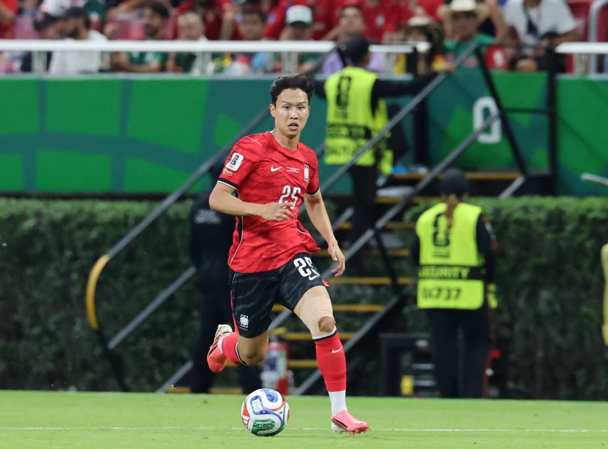 대한민국 축구국가대표팀 엄지성이 지난달 11일(현지시간) 멕시코 할리스코주 사포판 과달라하라 스타디움에서 열린 2026 북중미 월드컵 A조 조별리그 1차전 대한민국과 체코 경기에서 드리블을 하고 있다.  / 뉴스1