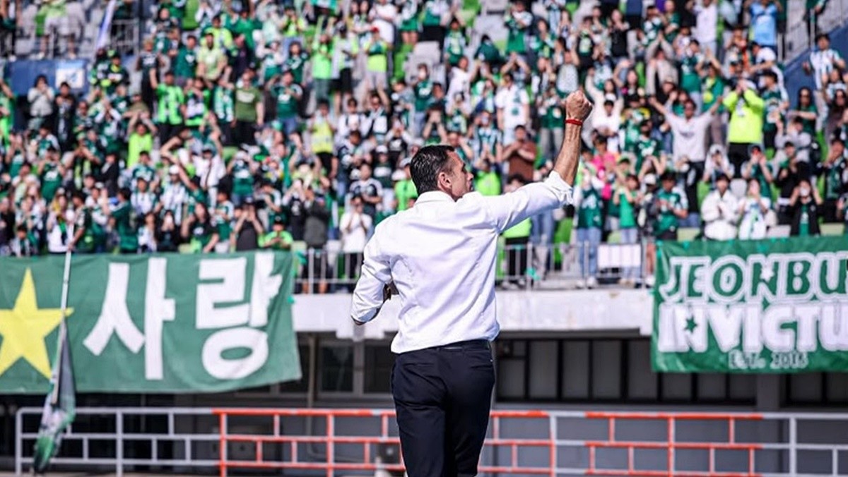 K리그 전북 현대 팬들의 환호를 받는 거스 포옛 감독 / 거스 포옛 감독 인스타그램