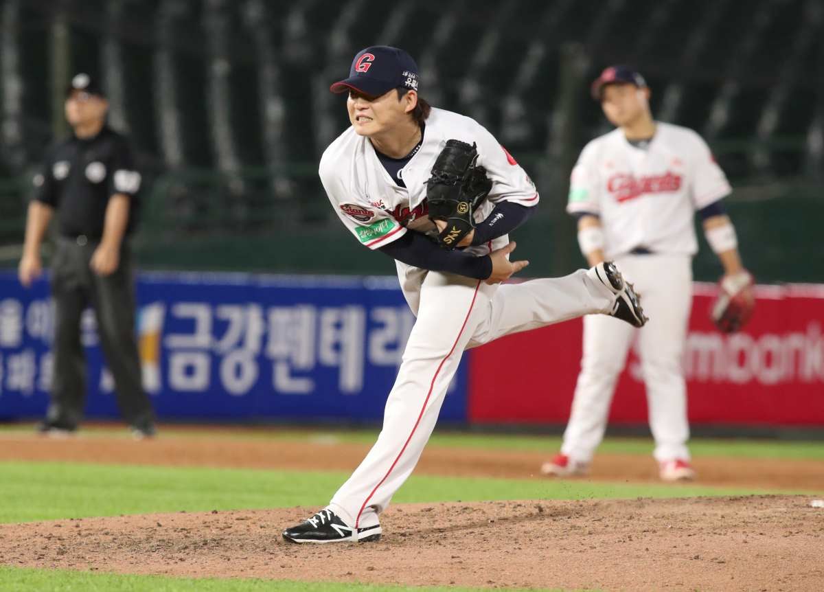 박시영은 1989년 3월 10일생으로 우투우타 투수다. 신장 181cm, 체중 92kg의 체격 조건을 갖췄다. 축현초와 인천신흥중, 제물포고를 거쳐 영남사이버대에서 수학했으며, 2008년 롯데 자이언츠에 입단해 프로 생활을 시작했다. 이후 KT 위즈를 거쳐 다시 롯데로 돌아온 경력을 갖고 있다. / 뉴스1