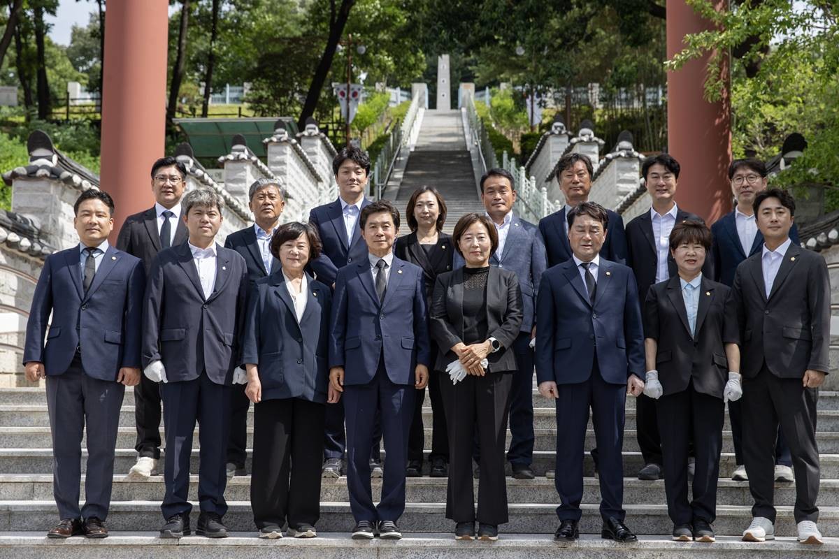 구미시의회 의원들이 충혼탑에서 참배 후 기념촬영을 하고 있다.
