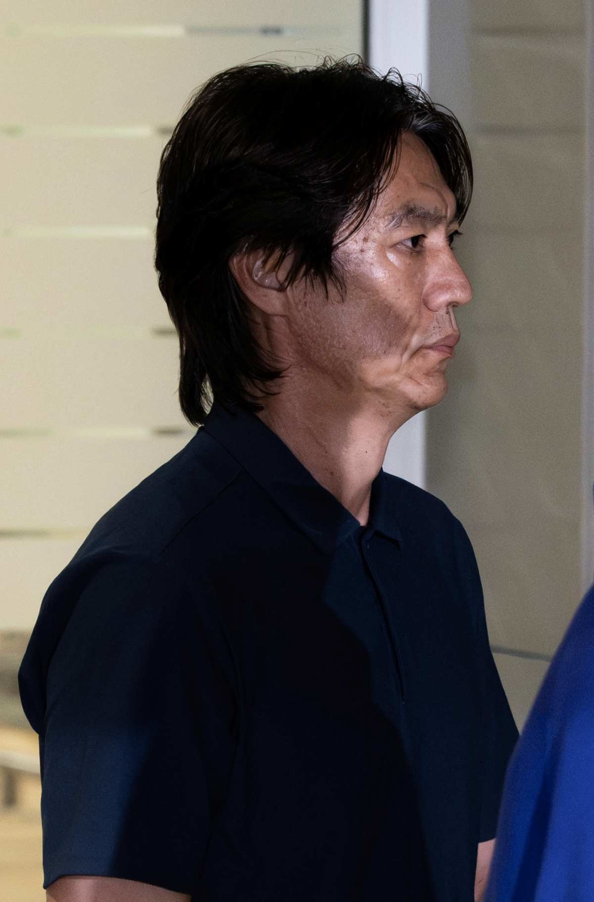 2026 북중미 월드컵 32강 진출 실패의 책임을 지고 사퇴 의사를 밝힌 홍명보 축구대표팀 감독이 지난달 30일 새벽 조현우 등 선수들과 인천국제공항 2터미널을 통해 입국하고 있다. / 뉴스1