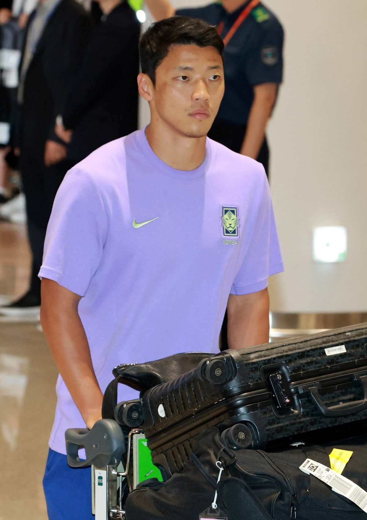 2026 북중미 월드컵 일정을 마친 축구 국가대표팀 황희찬이 지난달 30일 새벽 인천국제공항 2터미널을 통해 입국하고 있다. / 뉴스1