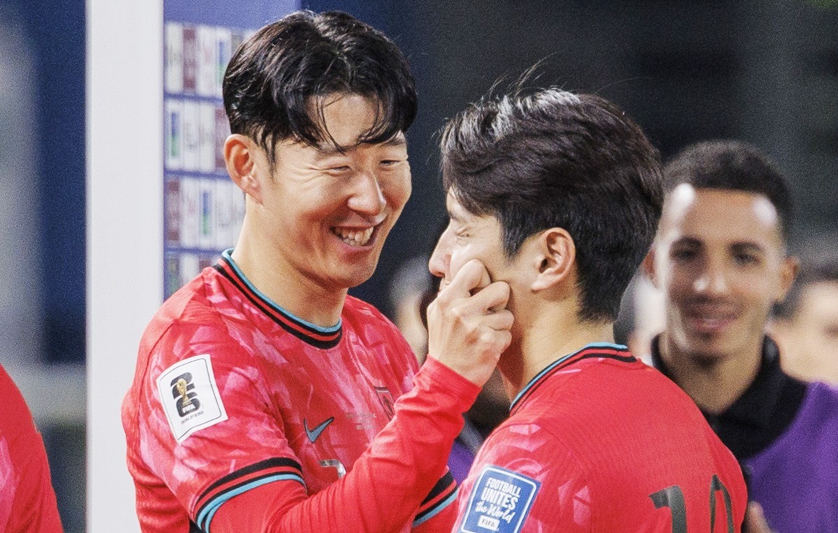대한민국 축구대표팀 주장 손흥민이 경기를 마친 이강인의 볼을 살짝 꼬집고 있다. 기사 이해를 돕기 위한 자료 사진 / 연합뉴스