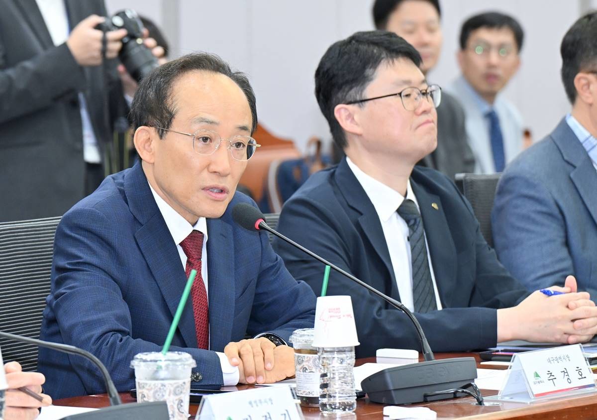 추경호 대구시장이 9일 예산정책협의회 회의에 참석해 주요 현안을 설명하고 있다.