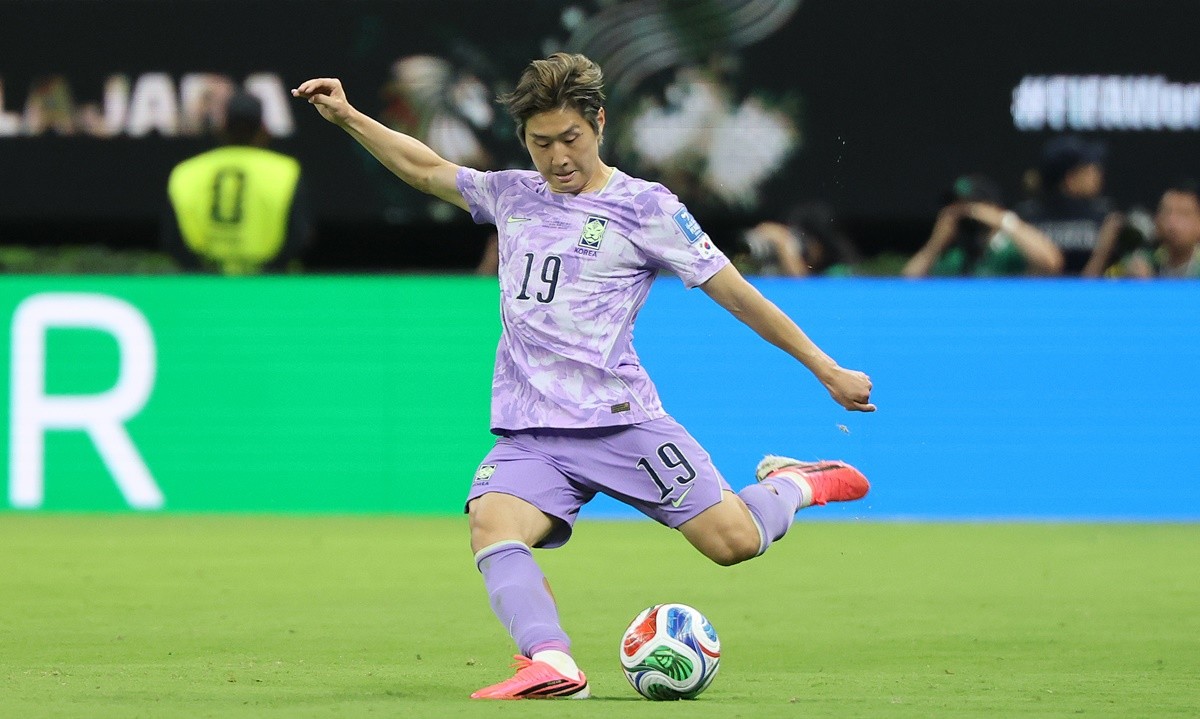 대한민국 축구대표팀 이강인이 지난달 19일(한국 시각) 멕시코 과달라하라 스타디움에서 열린 2026 북중미 월드컵 A조 조별리그 2차전 대한민국과 멕시코의 경기에서 왼발로 공을 올리고 있다. 기사 이해를 돕기 위한 자료 사진 / 뉴스1