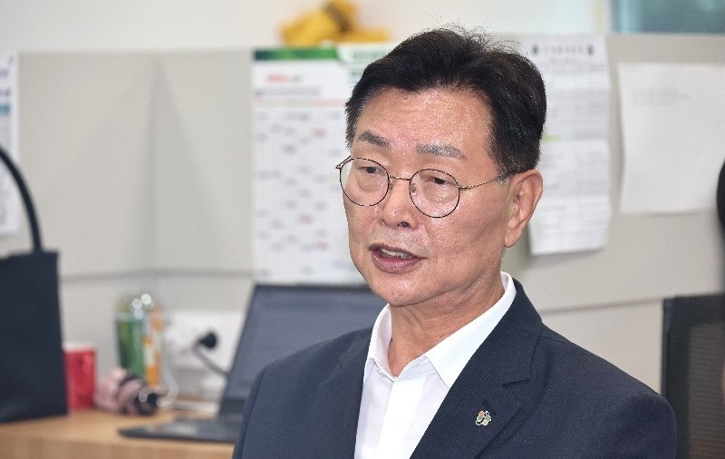 김제선 대전중구청장이 9일 대전시청 기자실을 방문해 0시축제 폐지에 대해 환영의 입장을 밝히고 있다./사진=김지연 기자