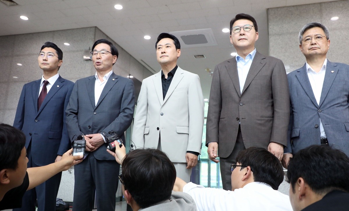 장동혁 국민의힘 대표와 지도부가 9일 장윤기 살인사건과 관련해 광주경찰청장을 면담하기 위해 전남광주 광주경찰청을 찾았으나 출입이 가로막혔다. 그러자 장 대표와 지도부가 입장을 밝히고 있다. 장 대표는 '국민을 대표해 찾은 야당 지도부의 출입을 가로막는 법적인 근거가 무엇이냐'라며 '이러한 태도를 장윤기 사건의 피해자 유족이 보면 어떤 심정일지 의문'이라고 지적했다. 그러면서 '광주경찰청이 보인 태도는 앞으로 나타날 편파·조작 수사의 예고편이 아닌가 하는 우려를 감출 수 없다'라며 '이것이 대한민국 경찰의 민낯이고 국민을 대하는 태도'라고 주장했다. / 뉴스1