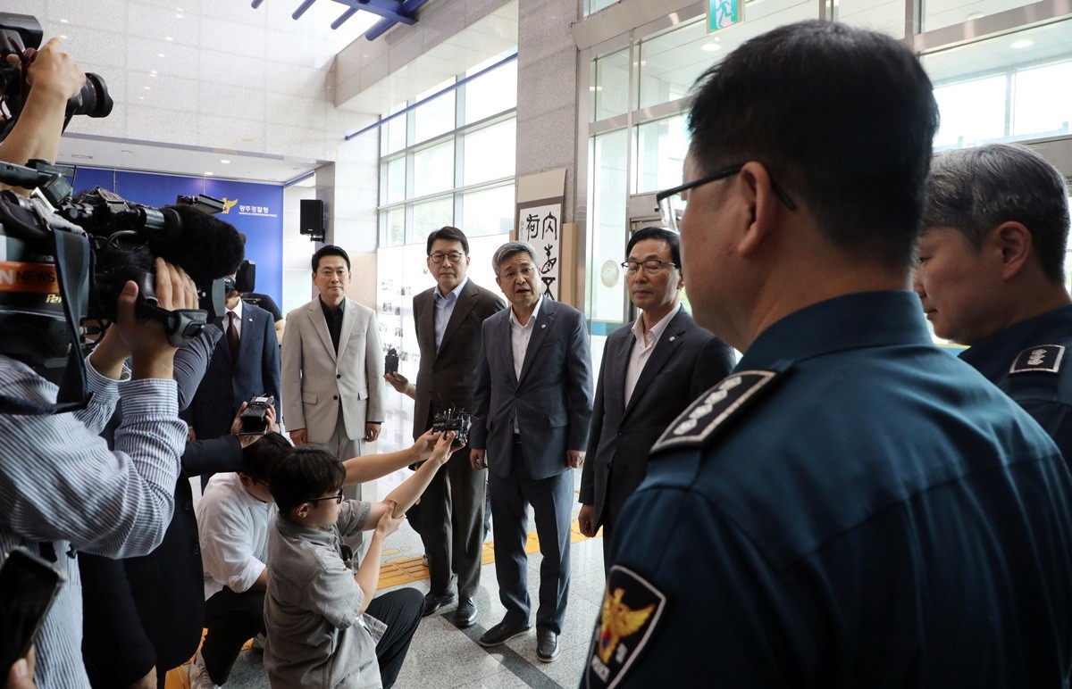장동혁 국민의힘 대표와 지도부가 9일 장윤기 살인사건과 관련해 광주경찰청장을 면담하기 위해 전남광주 광주경찰청을 찾았으나 출입이 가로막혔다. 장 대표와 지도부가 경찰에 항의하고 있다. 장 대표는 '국민을 대표해 찾은 야당 지도부의 출입을 가로막는 법적인 근거가 무엇이냐'라며 '이러한 태도를 장윤기 사건의 피해자 유족이 보면 어떤 심정일지 의문'이라고 지적했다. 그러면서 '광주경찰청이 보인 태도는 앞으로 나타날 편파·조작 수사의 예고편이 아닌가 하는 우려를 감출 수 없다'라며 '이것이 대한민국 경찰의 민낯이고 국민을 대하는 태도'라고 주장했다. / 뉴스1