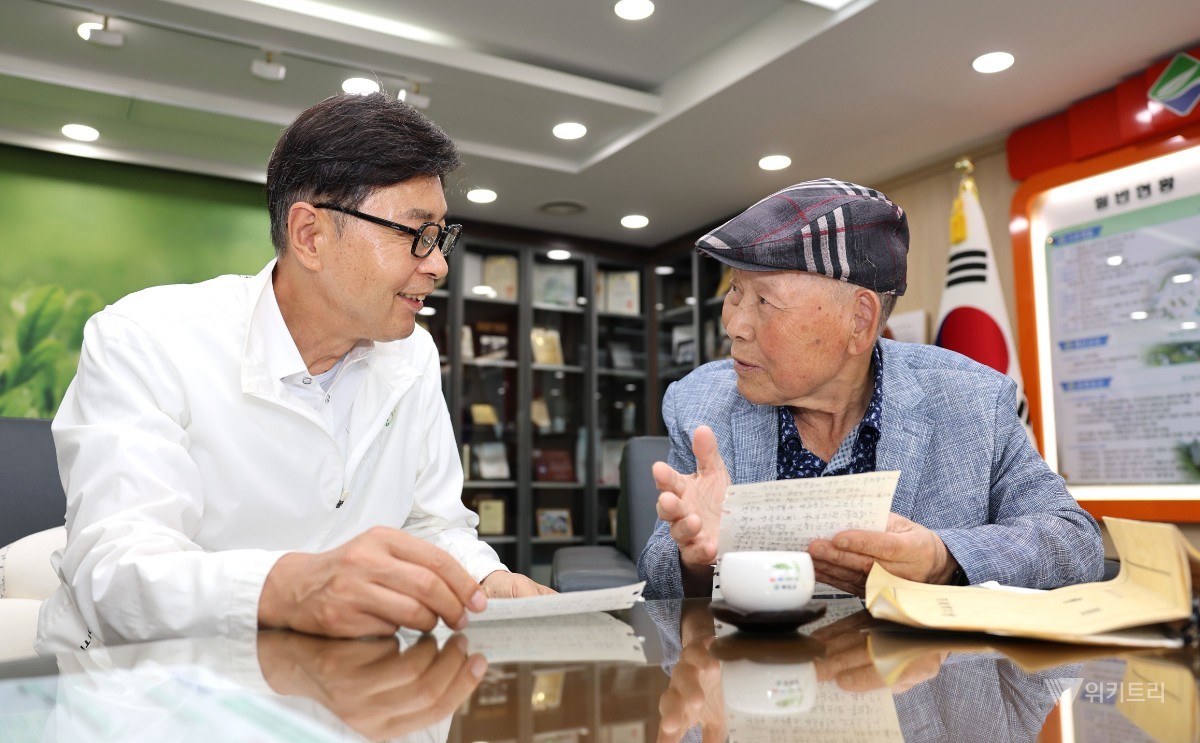 지난 7일 벌교읍에서 '일광당' 시계방을 운영하는 이삼종 대표가 (재)보성군장학재단에 장학금 2,000만 원을 기탁했다. 김철우 보성군수(왼쪽)와     이삼종 대표가 대화를 하고 있다./ 보성군