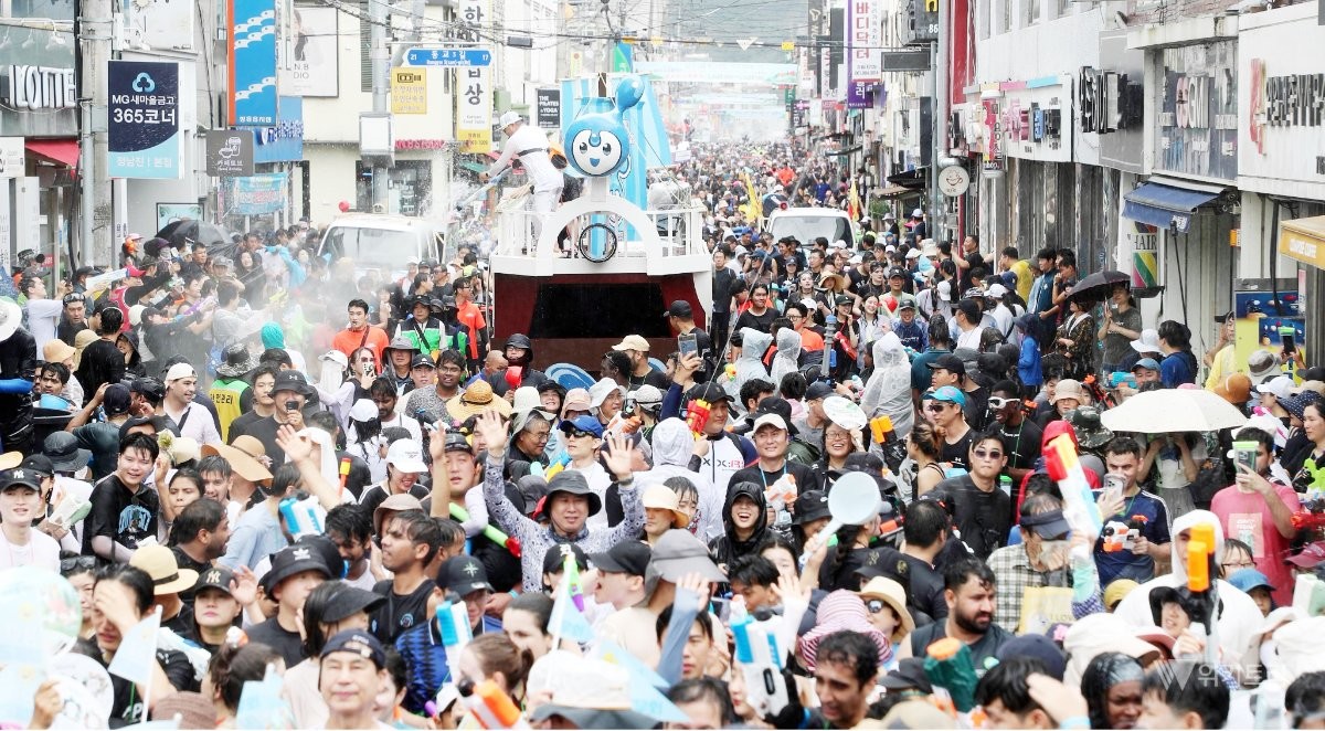 제19회 정남진 장흥 물축제가 오는 7월 25일부터 8월 2일까지 9일간 장흥 탐진강과 편백숲 우드랜드, 빠삐용zip 일원에서 화려하게 펼쳐진다. / 장흥군