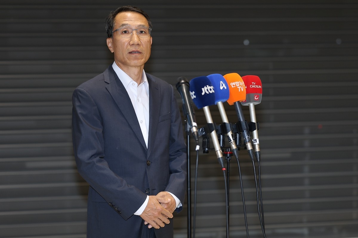 유재성 경찰청장 직무대행이 10일 인천국제공항 제2여객터미널을 통해 귀국해 입장을 밝히고 있다.  유 직무대행은 유엔 경찰청장 회의(UNCOPS) 참석차 미국을 방문했으나, '광주 여고생 살해범' 장윤기 관련 수사팀 유착 의혹이 커지자 조기 귀국했다.  / 연합뉴스