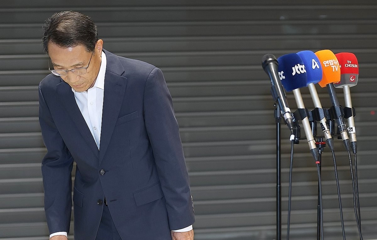 유재성 경찰청장 직무대행이 10일 인천국제공항 제2여객터미널을 통해 귀국해 취재진 질문에 답변을 마치고 있다. 유 직무대행은 유엔 경찰청장 회의(UNCOPS) 참석차 미국을 방문했으나, '광주 여고생 살해범' 장윤기 관련 수사팀 유착 의혹이 커지자 조기 귀국했다. 유 직무대행은 '장윤기 사건'을 둘러싼 경찰 부실수사 및 유착 논란에 대해 '국민 여러분께 심려를 끼쳐드려 매우 송구스럽다'라며 사과했다. 유 직무대행은 10일 새벽 미국 출장 일정을 끝내고 인천국제공항 제2여객터미널을 통해 귀국하며 취재진을 만나 이렇게 밝혔다. / 연합뉴스