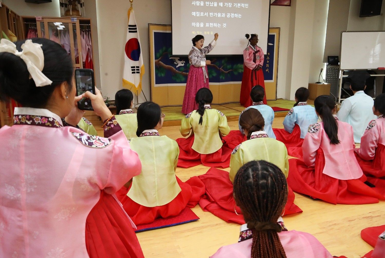 외국인 학생들이 한복을 입고 한국 전통 예절 수업을 듣고 있다. / 뉴스1