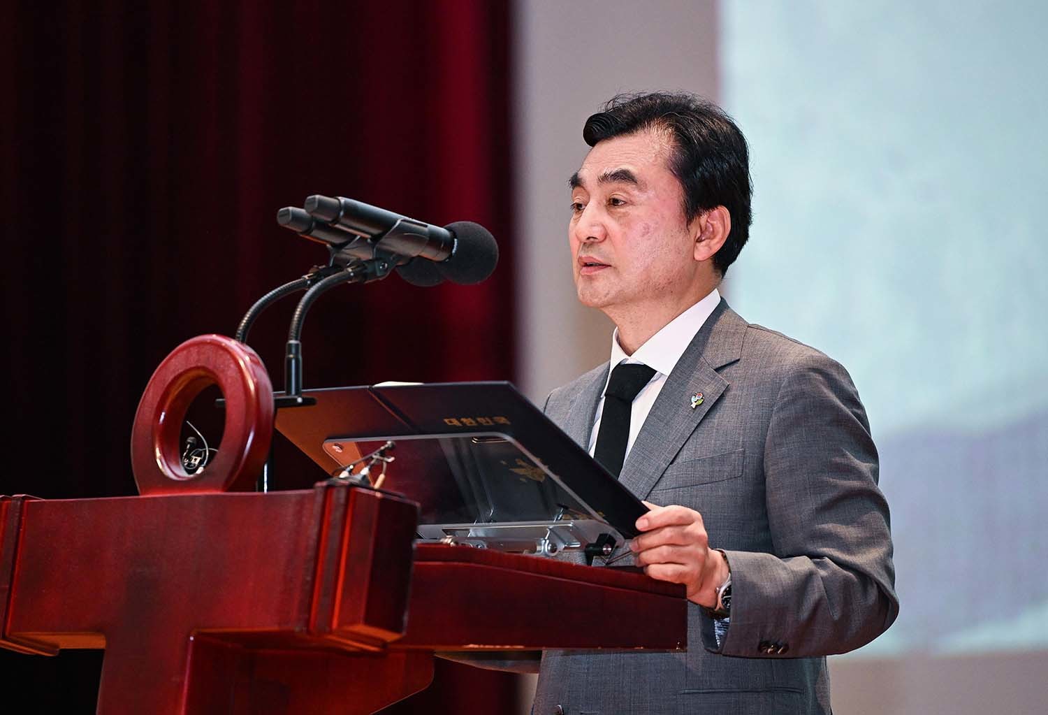 '안규백 국방장관 7개월 탈영 후 30일 영창' 의혹 일파만파