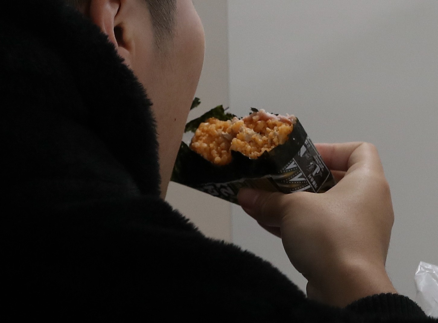 포장을 벗긴 삼각김밥을 간편하게 먹고 있는 모습. / 뉴스1