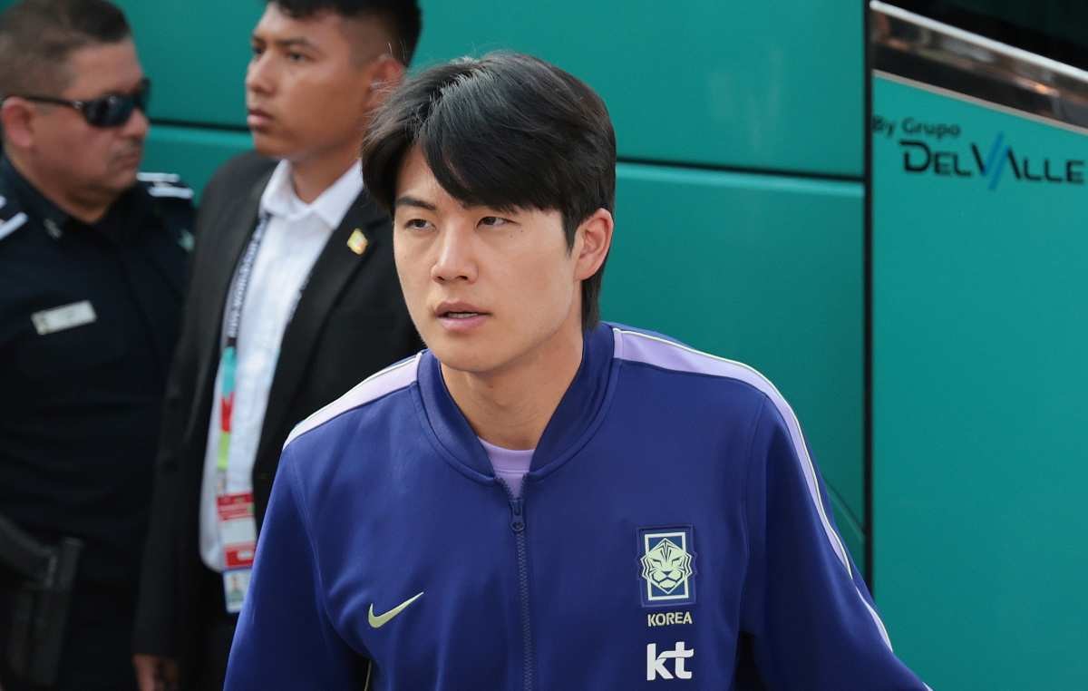 대한민국 축구국가대표팀 설영우가 지난달 멕시코 몬테레이의 대표팀 숙소에 도착하고 있다. 한국 축구대표팀은 2026 북중미 월드컵 A조 조별리그 3차전 남아프리카공화국과의 경기를 앞두고 몬테레이에 입성했다. / 뉴스1