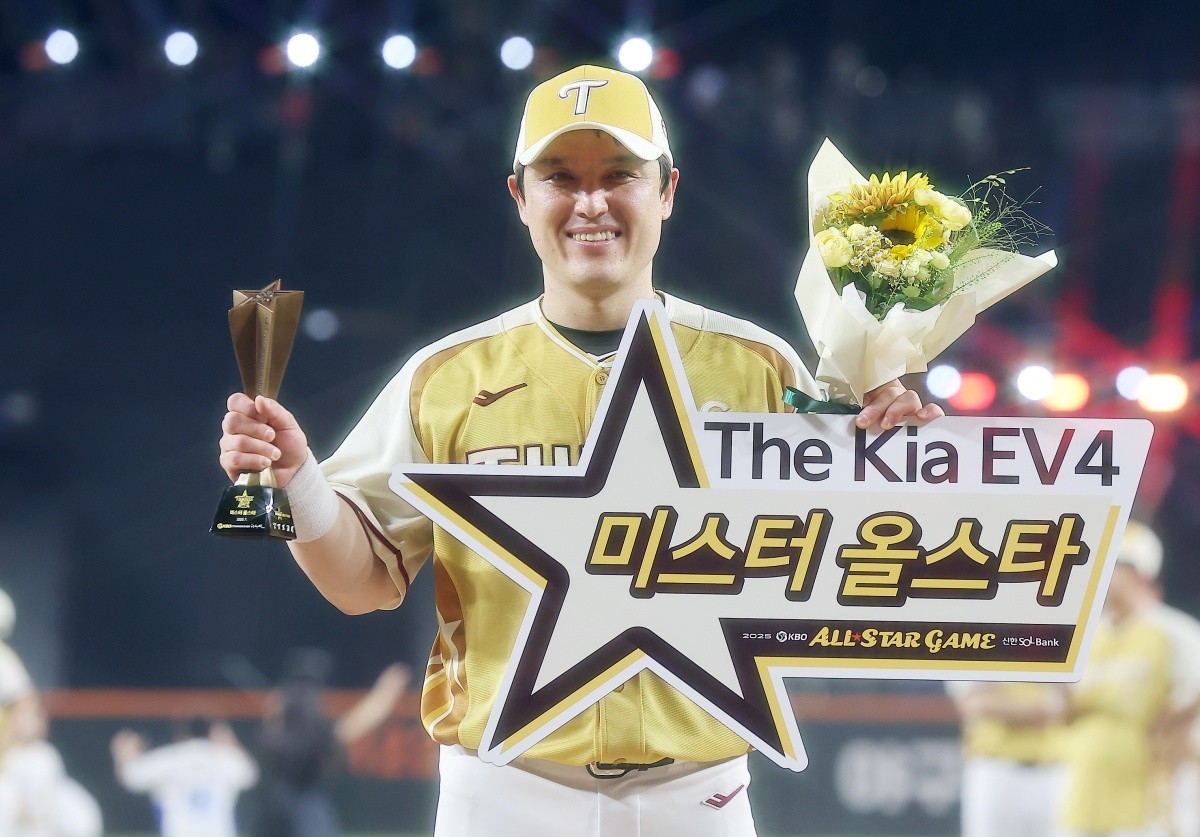 지난해 7월 대전 한화생명볼파크에서 열린 ‘2025 신한 SOL뱅크 KBO 올스타전’에서 미스터 올스타로 선정된 LG 박동원이 트로피를 들고 기념 촬영을 하고 있다. / 뉴스1