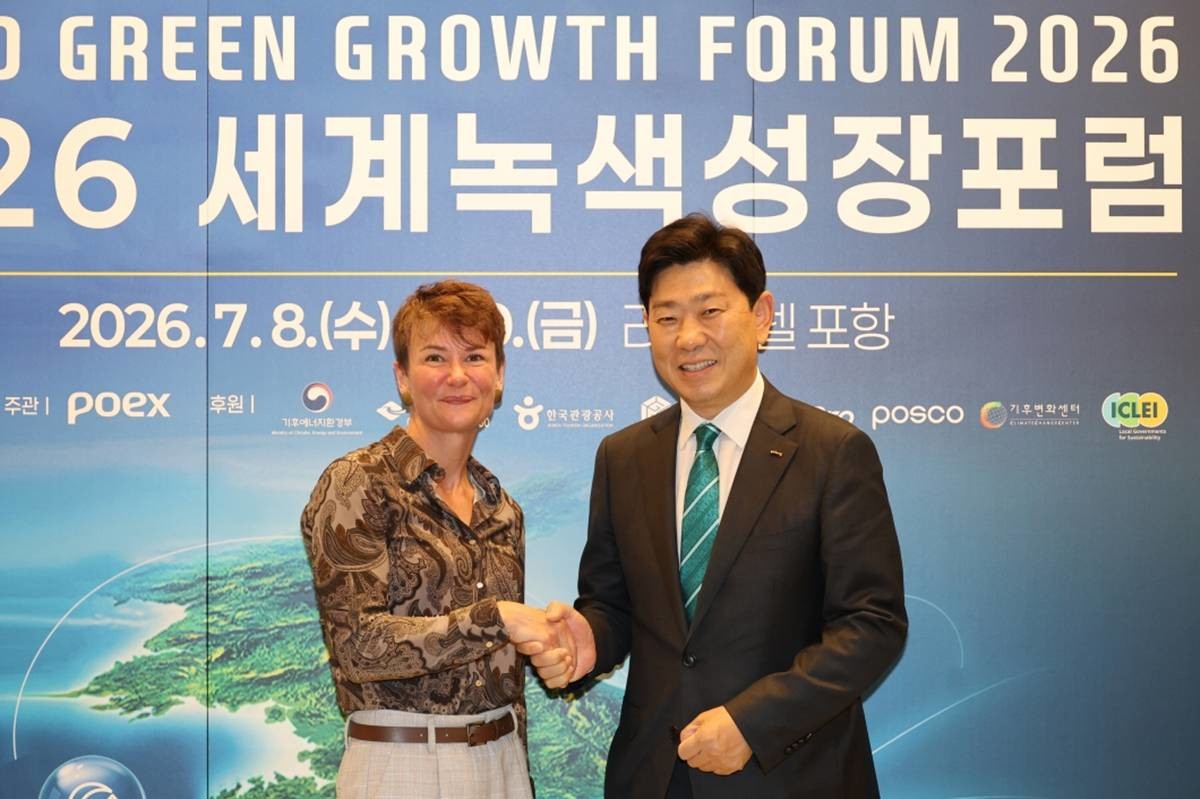 박용선 포항시장(우)은 10일 포항 라한호텔에서 아비아야 칼회이 크누센 북극경제이사회 의장(좌)과 면담을 갖고, 영일만항의 북극항로 거점화와 실무 협력 확대 방안을 논의했다./포항시