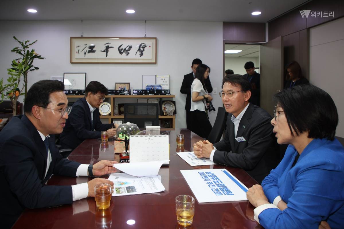 최현덕 시장이 ‘시민주권시대, 남양주 대전환’ 실현을 위해 지역 국회의원, 기획예산처 장관과 논의 중이다