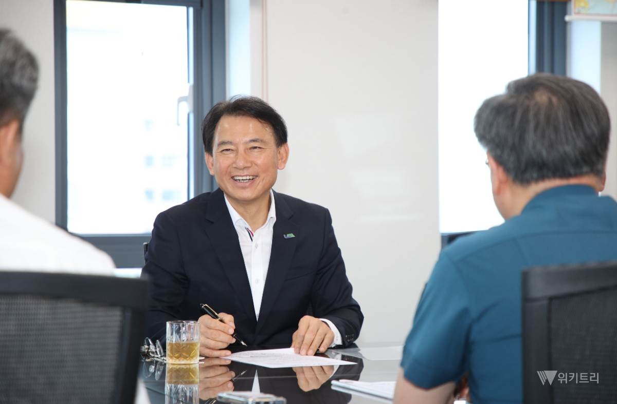 최현덕 남양주시장이 남양주북부경찰서 관계자들과 지역 치안 현안에 대해 의견을 나누고 있다