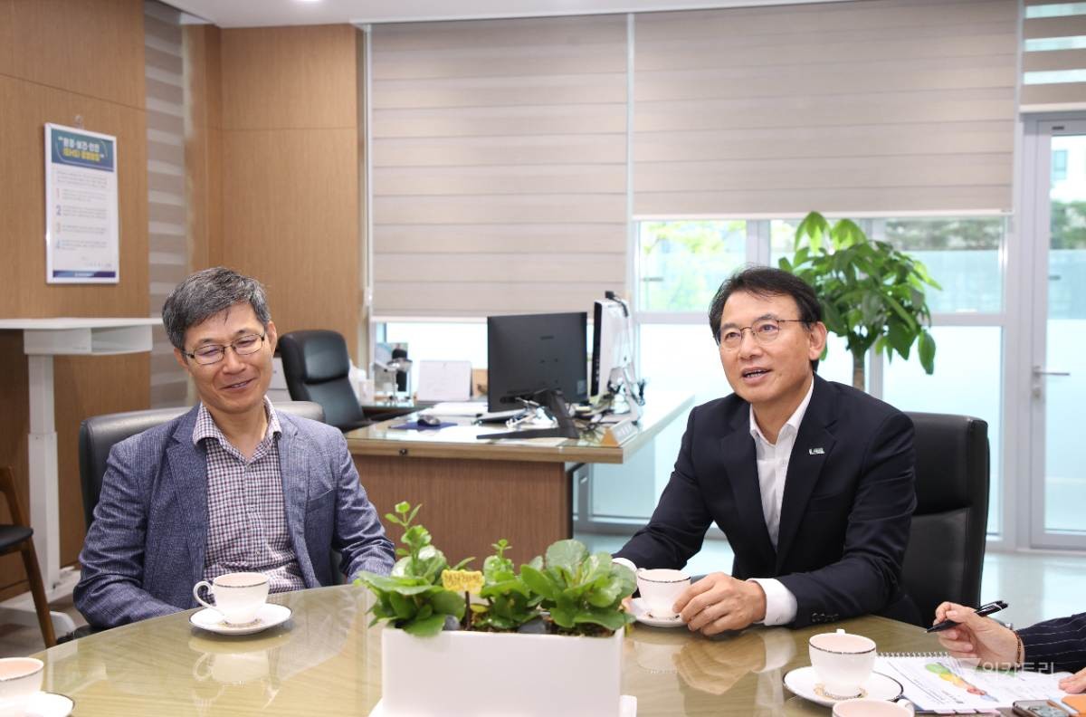 최현덕 시장이 한국전력공사 남양주지사 관계자들과 안정적인 전력 공급을 지원을 위해 논의 중이다
